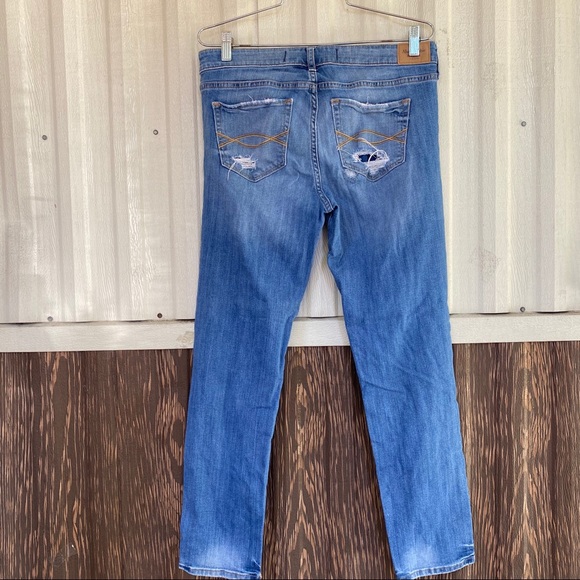 Abercrombie&Fitch size 4 boyfriend jeans distress - Picture 2 of 3